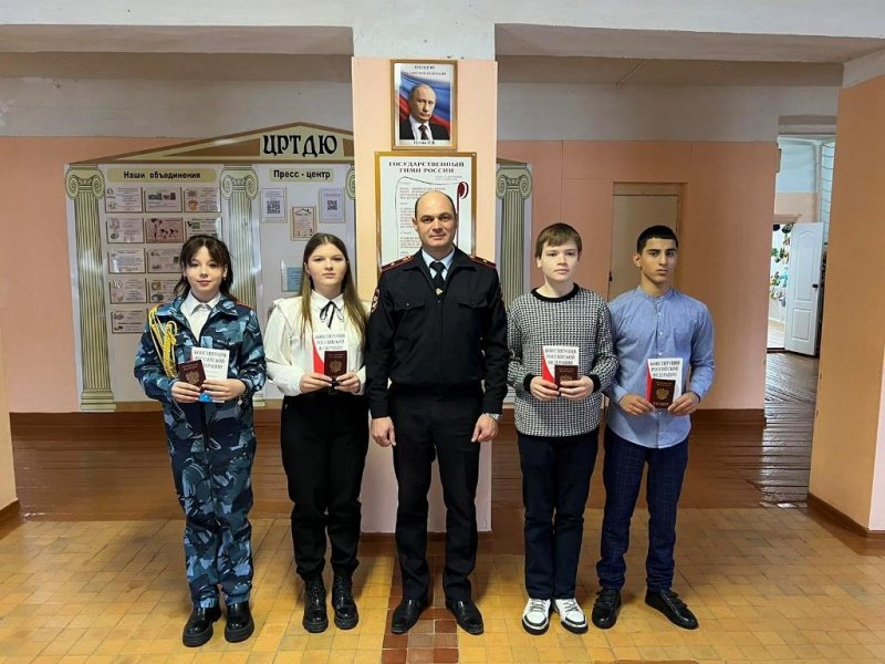 В Пугачеве торжественно вручили паспорта юным гражданам РФ